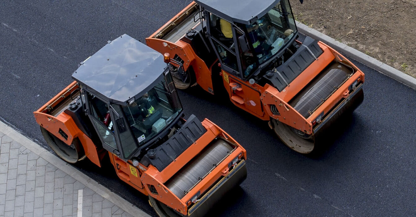 vue-aérienne-rouleau-compacteur-vibrant-orange-nouvelle-chaussée (1) vue-aérienne-rouleau-compacteur-vibrant-orange-nouvelle-chaussée (1)