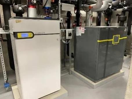 Pompe à chaleur et armoire électrique dans la centrale énergétique