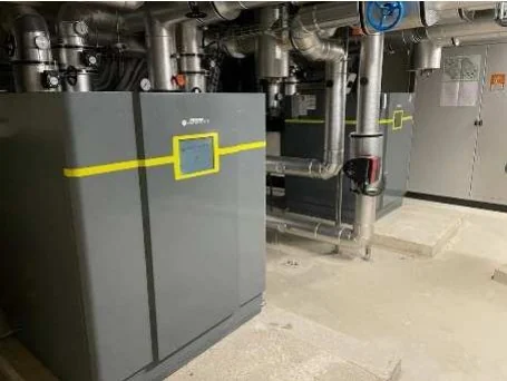 Pompe à chaleur avec conduites de raccordement dans la centrale énergétique