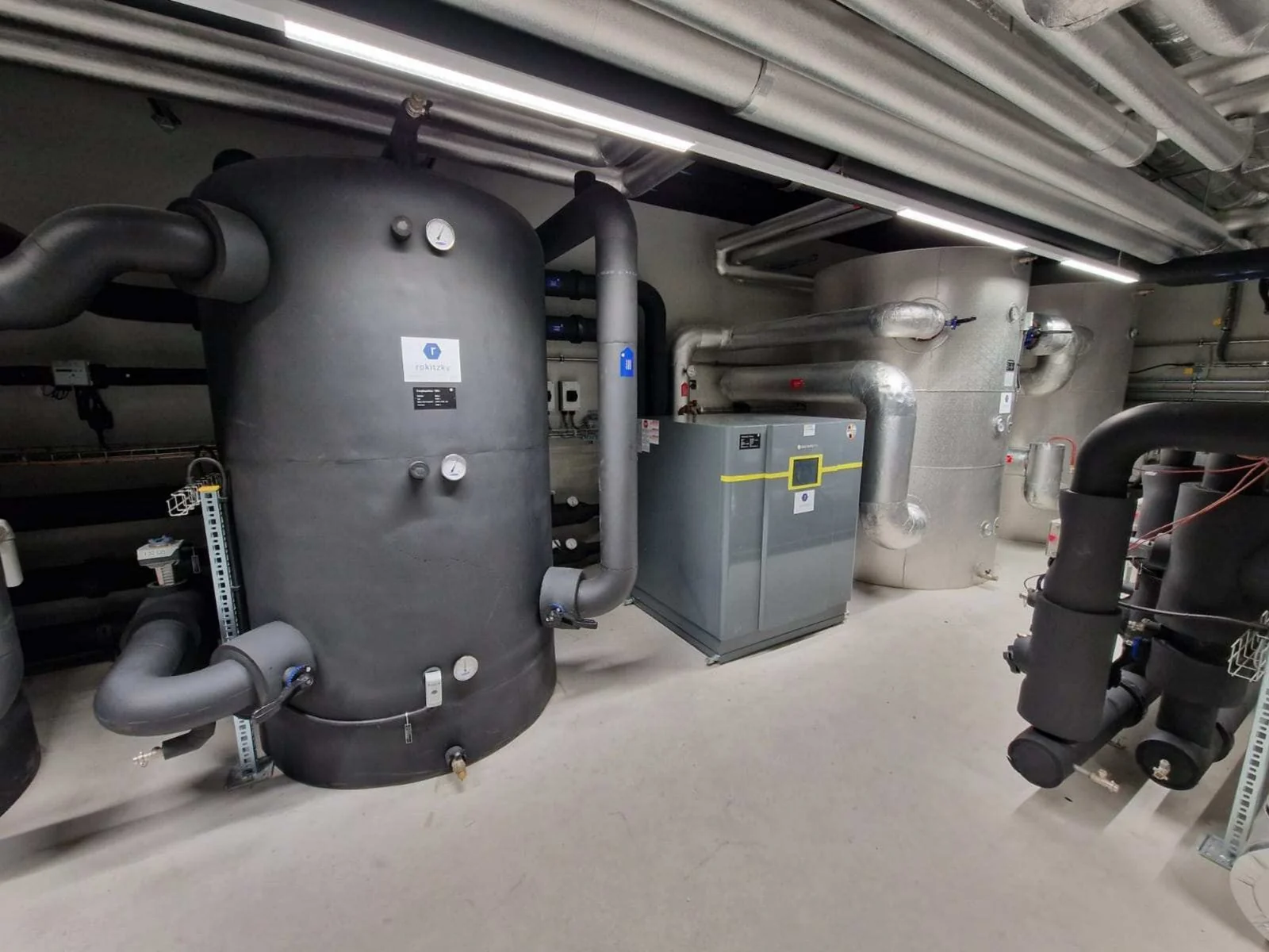 Centrale énergétique dans un bâtiment neuf, équipée d'un accumulateur, d'une pompe à chaleur et de conduites de distribution