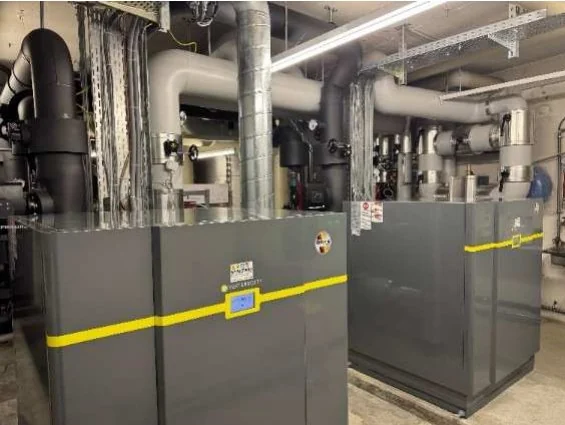 Pompe à chaleur avec circuit de tuyauterie dans la chaufferie