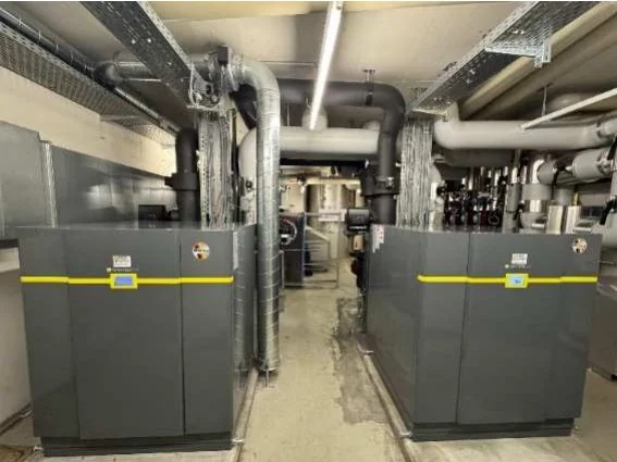 Deux pompes à chaleur côte à côte dans la chaufferie