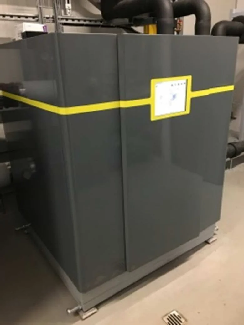 Pompe à chaleur dans le local technique de l'arsenal